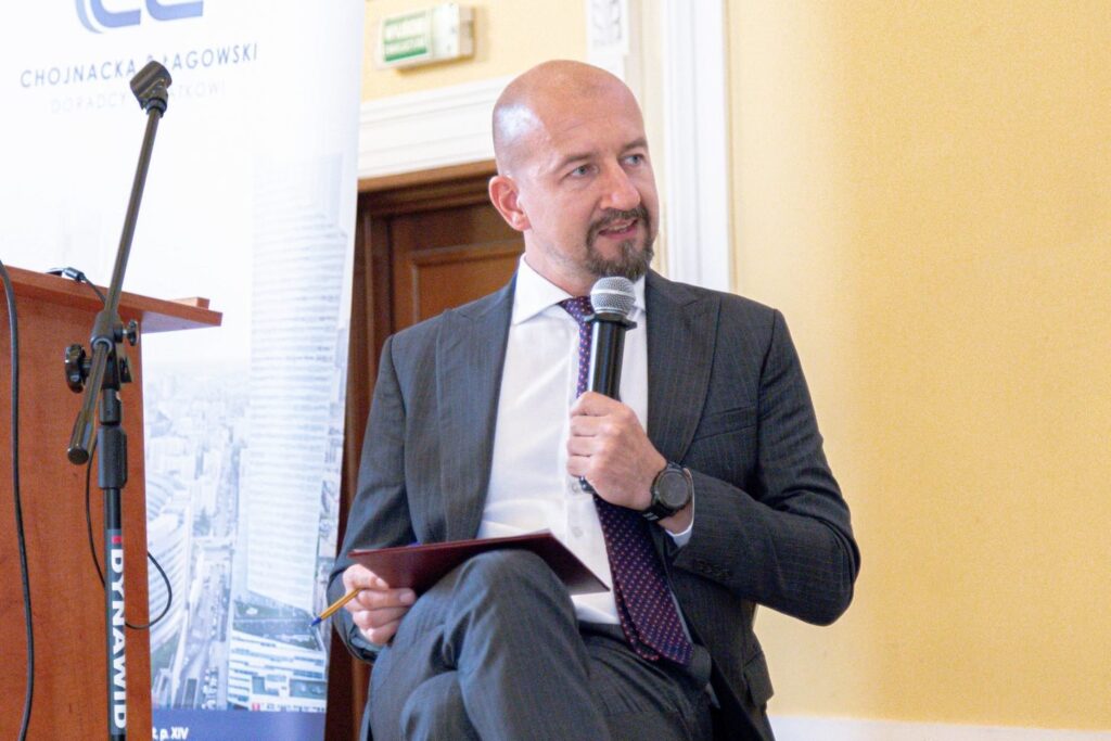 Krzysztof Niczyporuk prowadzi panel ekspertów na konferencji Modern Packaging 2026